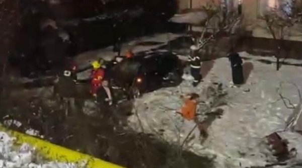 Accident grav în noaptea de Ajun, la Cluj. Trei bărbați în stare gravă la spital, după ce s-au izbit cu mașina de mai mulți copaci și au plonjat în curtea unei case