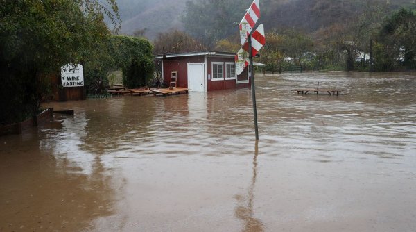 Alertă în California! Ploi, inundații și valuri de până la 12 metri | Apa a măturat totul în cale