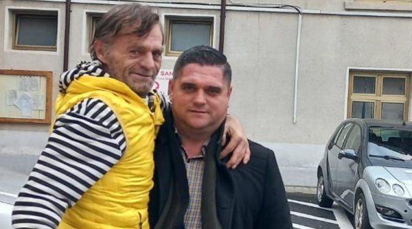 Bărbat cu picioarele amputate, dus în braţe de un primar pentru a-i obţine ajutor de handicap, în Gorj