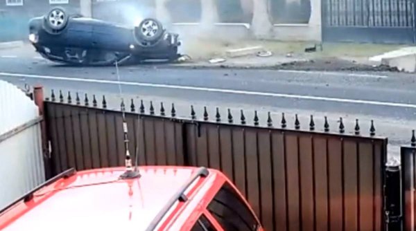 Momentul în care o mașină lovește un pod de beton și zboară câțiva metri în aer, în Crăciunești, județul Maramureș