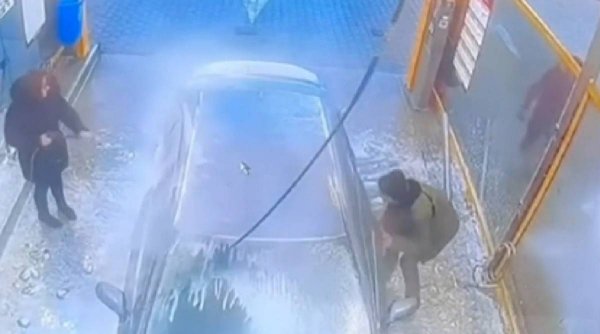 Metodă nouă de tâlhărie în România! O femeie a fost jefuită când își spăla mașina, după ce un hoț a profitat de neatenția ei, la Iași