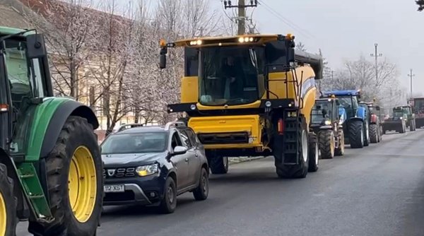 Transportatorii şi fermierii vor să forţeze intrarea în Bucureşti cu zeci de camioane şi tractoare, după ce au făcut noapte albă pe şoselele din jurul Capitalei