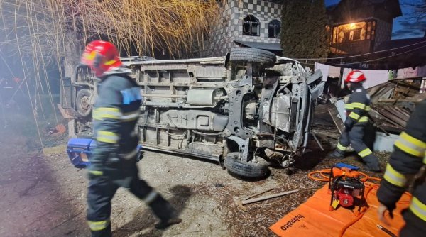 Ambulanță răsturnată din cauza poleiului, în județul Argeș! Șoferul și un pacient au fost răniți grav