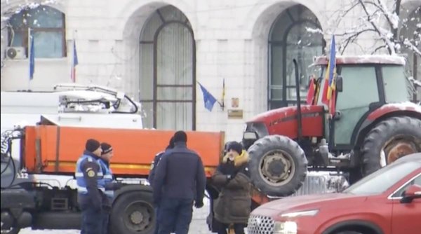 Protestul fermierilor și transportatorilor în București: Un tractor pe platformă și un camion, în fața Palatului Parlamentului