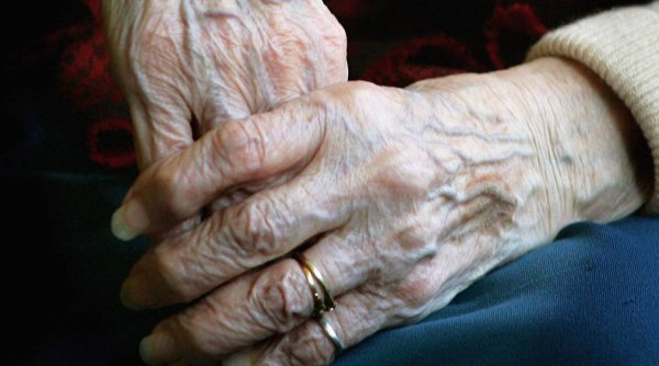 Noua înșelătorie de pe internet care face victime în rândul pensionarilor. Modul în care funcționează schema