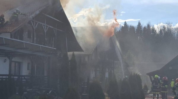 Incendiu puternic, la o pensiune din Suceava închisă în decembrie de inspectorii ISU. Pompierii au intervenit cu nouă autospeciale