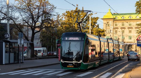 Un vatman din Iași a ajuns la spital după ce a mirosit sacoșa uitată de o bătrână în tramvai