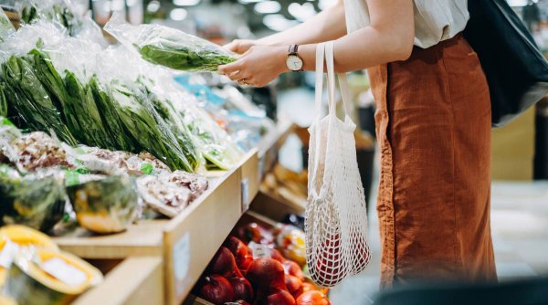 Magazinele și restaurantele, obligate să doneze sau să reducă preţul alimentelor înainte de data expirării | Legea a fost adoptată de Parlament