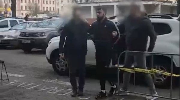 El este atacatorul din Centrul Vechi din București, care ar fi bătut o tânără și ar fi lăsat-o inconștientă într-o scară de bloc | Tânărul și-ar fi recunoscut fapta
