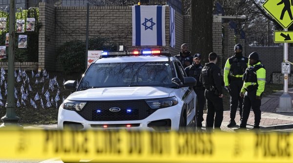 Un aviator american, purtând un steag palestinian, și-a dat foc în fața ambasadei Israelului din SUA