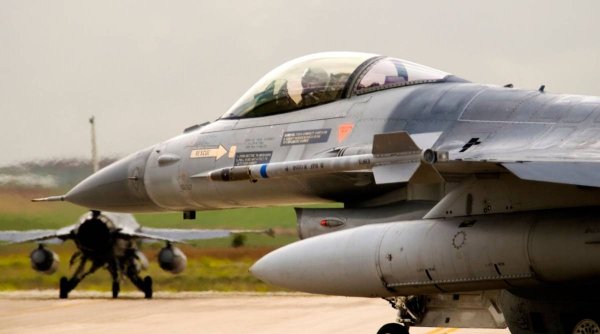 Primii șapte piloți de F-16, instruiți la Fetești, sunt pregătiți pentru misiuni. România mai așteaptă 29 de aparate de zbor din Norvegia