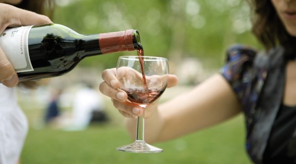Copiii și adolescenții încep să consume băuturi alcoolice la vârste tot mai fragede: ”Dispărea foarte repede vinul”