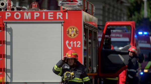 Incendiu într-un bloc din Râmnicu Vâlcea. Zeci de oameni au fost evacuaţi
