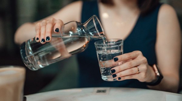 Apa, gratuită în toate restaurantele din România. Legea a primit aviz pozitiv în Camera Deputaților