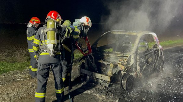 O mașină electrică a luat foc în mers și a ars complet, din cauza unui scurtcircuit, pe un drum din Timiș
