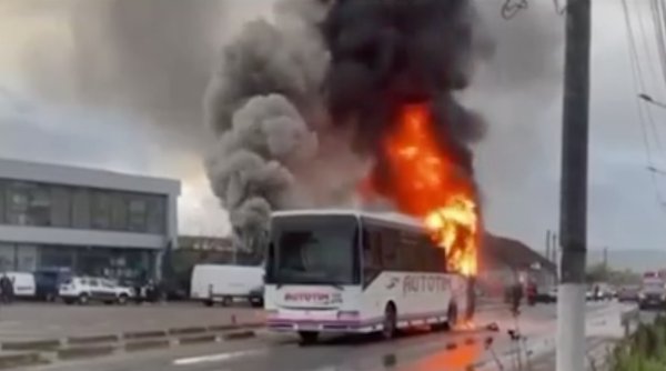 Un autobuz în care se aflau 30 de copii a fost cuprins de flăcări, la Moldova Nouă! Autoritățile intervin