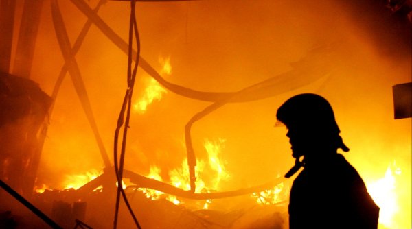 Incendiu de proporții într-o pădure din Galaţi. Flăcările s-au extins pe 10 hectare