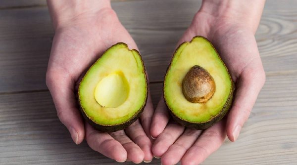 Testul simplu care te ajută să alegi un avocado perfect. Ce trebuie să faci înainte de a-l cumpăra