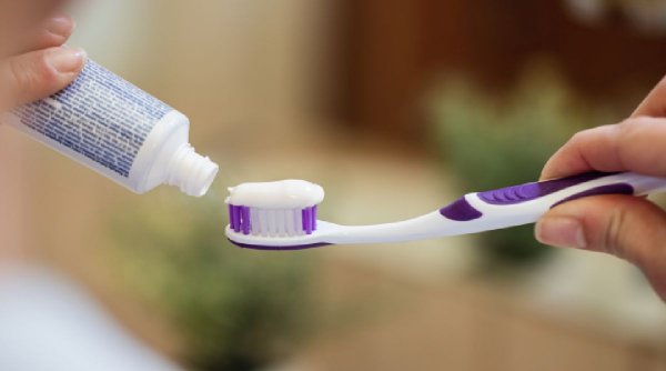 Pericolul la care suntem expuşi dacă ne spălăm pe dinţi cu bicarbonat. Medic: 