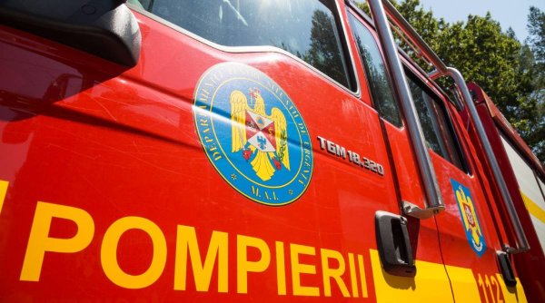 Explozie urmată de un incendiu la o casă din Deaj, judeţul Mureș | O persoană a ajuns la spital cu arsuri