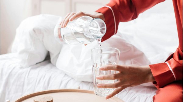 Motivul pentru care nu e bine să bei apă în timpul mesei | Te expui la grave probleme de sănătate