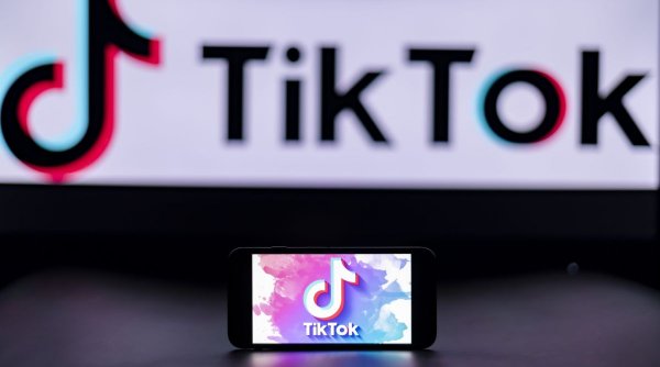 UE amenință că va suspenda o funcție a aplicației TikTok Lite, deoarece creează dependență