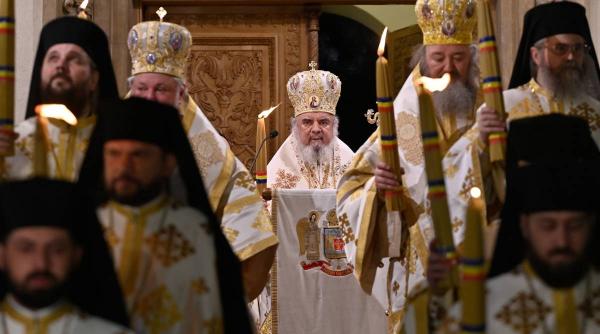 Mii de oameni, la Patriarhia Română pentru a lua lumina de Paște. Mesajul Patriarhului Daniel pentru credincioși, în noapte de Înviere