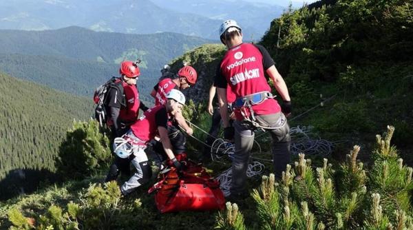 Intervenţie contracronometru pentru salvarea unei turiste cu hemoragie internă, în masivul Parâng. A fost solicitat şi un elicopter