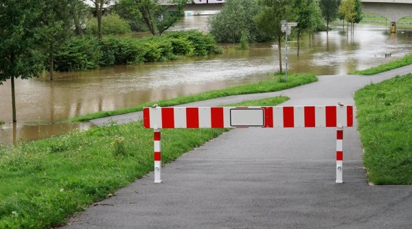 Alertă de inundații în România. Râuri din 12 județe, sub avertizare până la miezul nopții