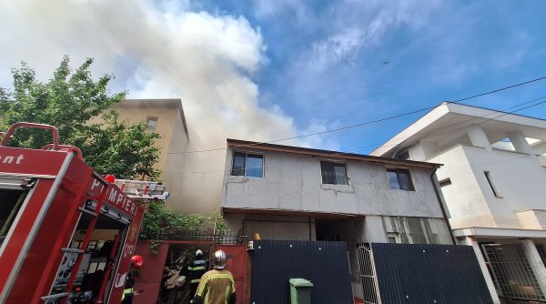 Incendiu puternic în București | Două case au luat foc în Sectorul 2