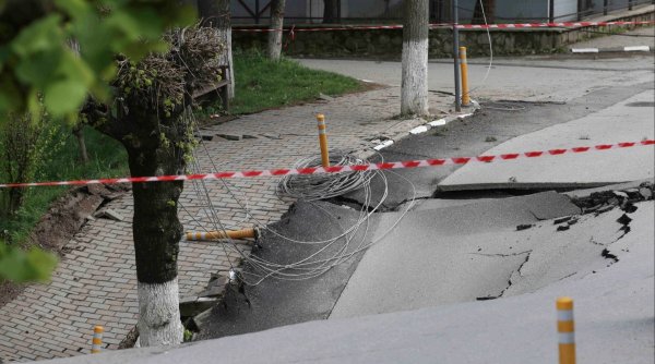 Scandal între Prefectura și CJ Prahova pe strada surpată din Slănic. Acuzele care se aduc