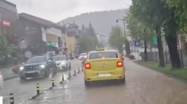 Potop pe străzile din Sinaia! Stațiunea a fost inundată în câteva clipe