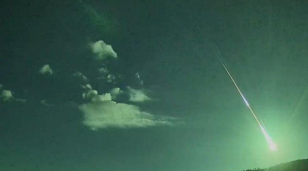 Un fragment de cometă a intrat în atmosfera Pământului cu o viteză incredibilă și a explodat într-o revărsare imensă de lumină verde-albastră 