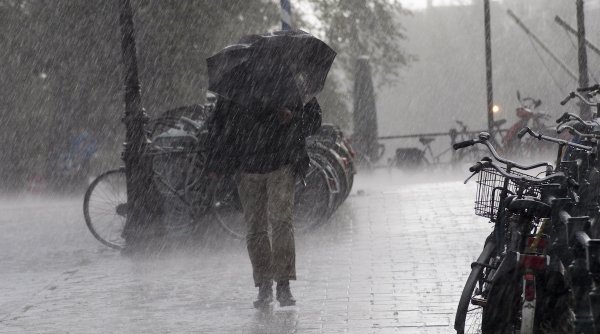 Cod galben de furtuni violente, ploi torenţiale, vijelii şi grindină, mai multe zile. Judeţele din România afectate de alerta meteo ANM