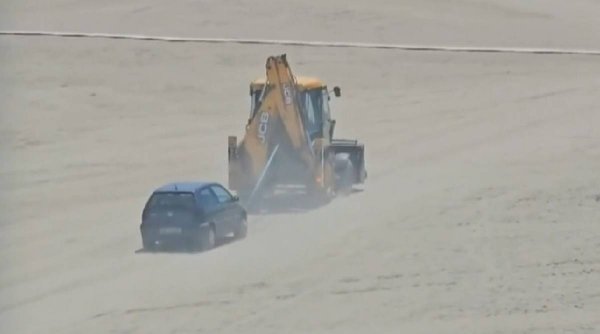 Amendă usturătoare pentru un șofer care a intrat cu mașina pe o plajă din Eforie Nord. Autoturismul, scos din nisip cu excavatorul 