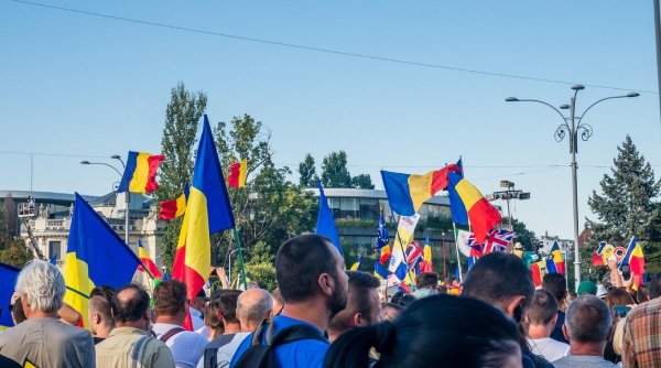Bugetarii din mai multe instituții ale statului protestează în Piața Victoriei din București, joi: 