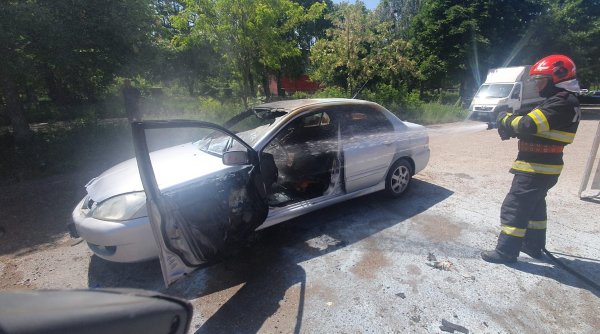 Explozie într-o parcare din Suceava! Un bărbat a murit carbonizat în propria mașină