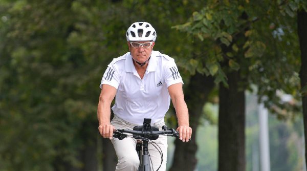 Klaus Iohannis, din nou pe bicicletă. Președintele a mers pe două roți de la Predeal la Zărnești, însoţit de SPP-işti 