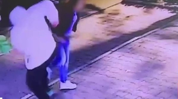 Mărturia femeii agresate de un bărbat, din senin, pe o stradă din București: “S-a proptit în piciorul stâng şi mi-a dat un mare şut, de fotbal”