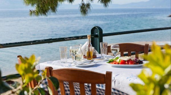 Cât costă vacanța de anul acesta în Grecia | Prețurile pentru masa la tavernă, mai mari: ”Acum scot din buzunare 30 de euro”