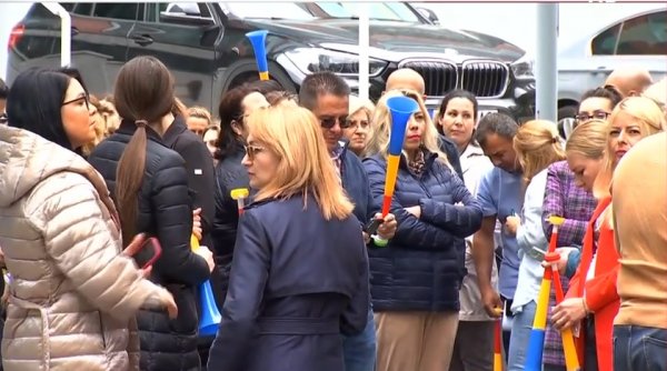Angajaţii Guvernului au ieşit în stradă, nemulţumiţi de salarii, cu puţin timp înainte de întrunirea cabinetului Ciolacu | Reacţia premierului