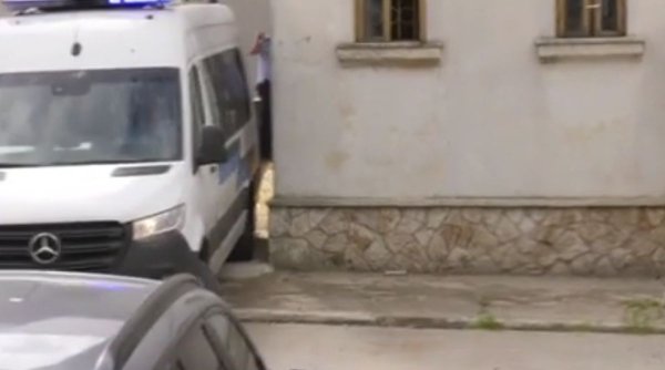 Vlad Pascu a ajuns la judecătoria Mangalia și a dat ochii cu părinții tinerilor pe care i-a ucis | Polițiștii l-au ferit pe inculpat de jurnaliști