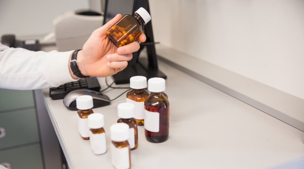 Comisia Europeană cere suspendarea autorizației pentru anumite medicamente generice neconforme. În România sunt autorizate aproximativ 40