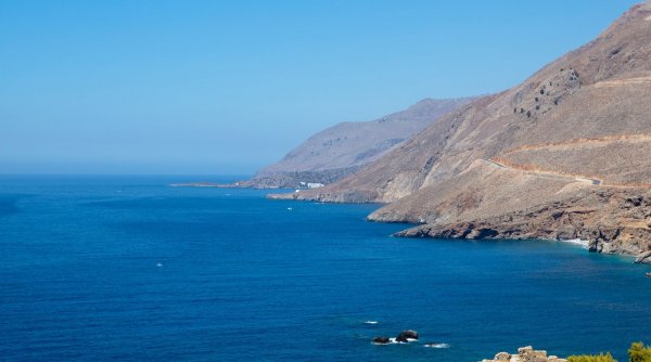 Destinaţia secretă din insula Creta de care nimeni nu ţi-a spus. Se ajunge doar cu barca, iar peisajul e de vis