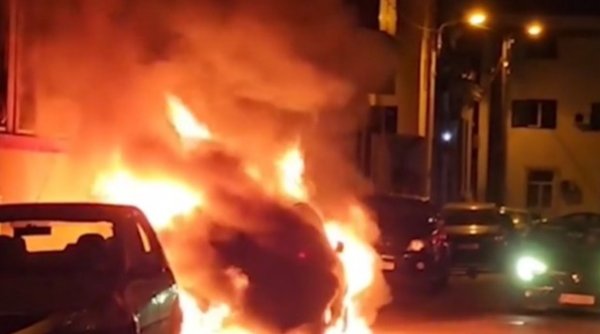 Două autoturisme s-au făcut scrum în Sectorul 2 din București | Mașinile au luat foc în timp ce erau parcate