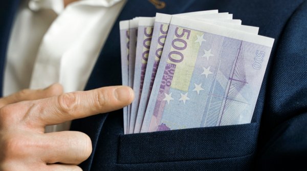 Un angajat al unei bănci din Cluj a furat 800.000 de lei din conturile clienților și i-a virat către două firme ale rudelor sale