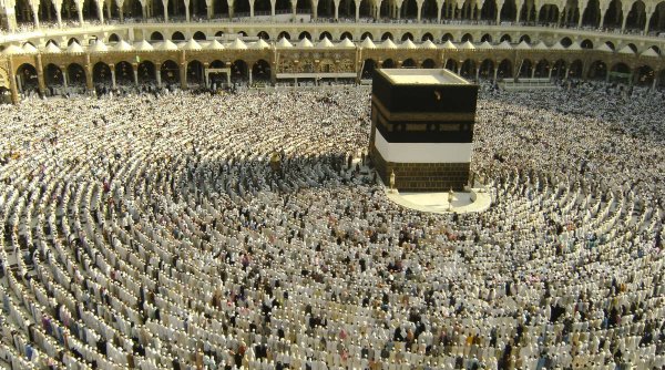 Temperaturi de foc la pelerinajul de la Mecca. Șase oameni au murit din cauza căldurilor de 50 de grade