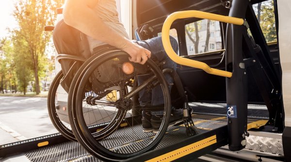 ANPC obligă aeroporturile şi operatorii de transport să vină în sprijinul persoanelor cu dizabilități