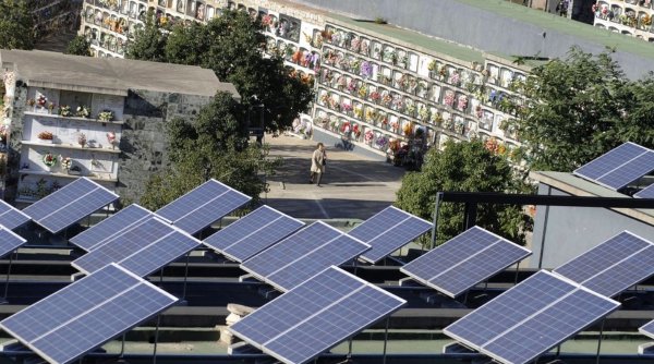 Orașul din Spania care transformă cimitirele în cea mai mare fermă solară urbană: Mii de panouri fotovoltaice au fost montate pe cripte