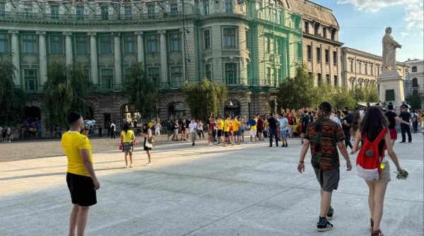Mii de români au ieșit în stradă, în București, să se bucure de victoria României în meciul cu Ucraina de la EURO 2024